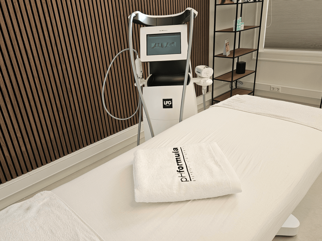 Clean minimal skincare setup met natuurlijke elementen